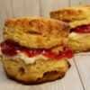 Da ich ein großer Großbritannien-Fan bin, musste es zur heutigen „Trooping the Colour“-Parade natürlich Scones geben. Und sie glutenfrei und laktosefrei hinzubekommen, ist kein großes Problem! Schwieriger wird es allerdings bei der Clotted Cream, einem dicken Rahm, der aus Rohmilch hergestellt wird und hier in Deutschland fast nicht mehr zu bekommen ist - Brexit sei Dank. Sahne ist jedoch ein guter Ersatz! Die Diskussion, ob Scones zuerst mit Sahne oder mit Marmelade bestrichen werden, konnte übrigens immer noch nicht geklärt werden. Glutenfreie und laktosefreie Scones