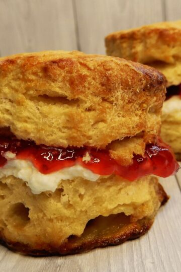 Da ich ein großer Großbritannien-Fan bin, musste es zur heutigen „Trooping the Colour“-Parade natürlich Scones geben. Und sie glutenfrei und laktosefrei hinzubekommen, ist kein großes Problem! Schwieriger wird es allerdings bei der Clotted Cream, einem dicken Rahm, der aus Rohmilch hergestellt wird und hier in Deutschland fast nicht mehr zu bekommen ist - Brexit sei Dank. Sahne ist jedoch ein guter Ersatz! Die Diskussion, ob Scones zuerst mit Sahne oder mit Marmelade bestrichen werden, konnte übrigens immer noch nicht geklärt werden. Glutenfreie und laktosefreie Scones