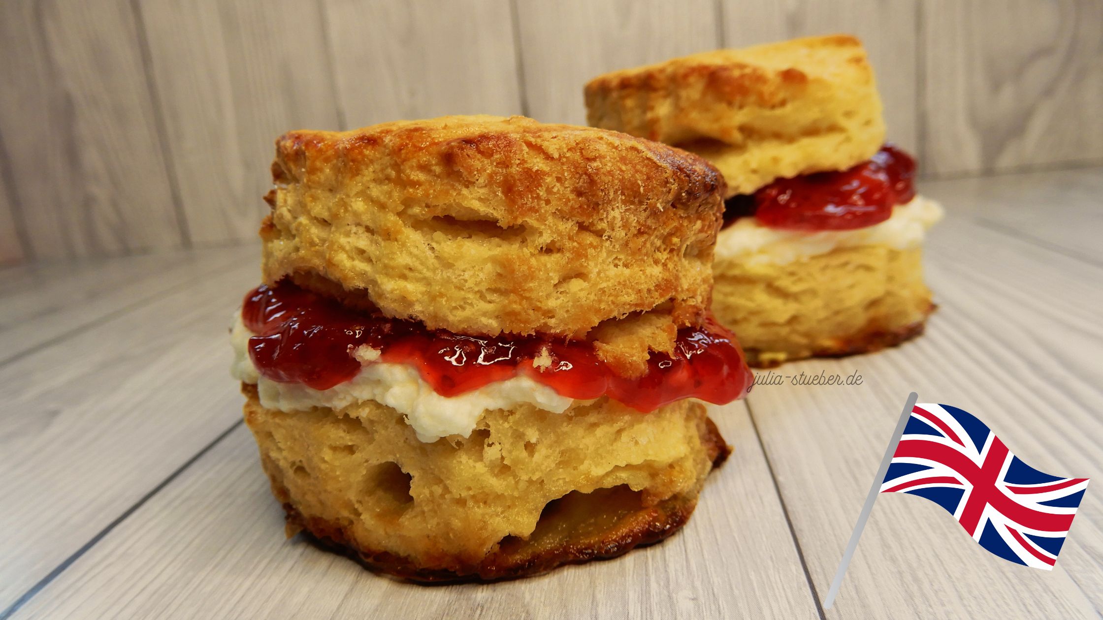 Da ich ein großer Großbritannien-Fan bin, musste es zur heutigen „Trooping the Colour“-Parade natürlich Scones geben. Und sie glutenfrei und laktosefrei hinzubekommen, ist kein großes Problem! Schwieriger wird es allerdings bei der Clotted Cream, einem dicken Rahm, der aus Rohmilch hergestellt wird und hier in Deutschland fast nicht mehr zu bekommen ist - Brexit sei Dank. Sahne ist jedoch ein guter Ersatz! Die Diskussion, ob Scones zuerst mit Sahne oder mit Marmelade bestrichen werden, konnte übrigens immer noch nicht geklärt werden. Glutenfreie und laktosefreie Scones