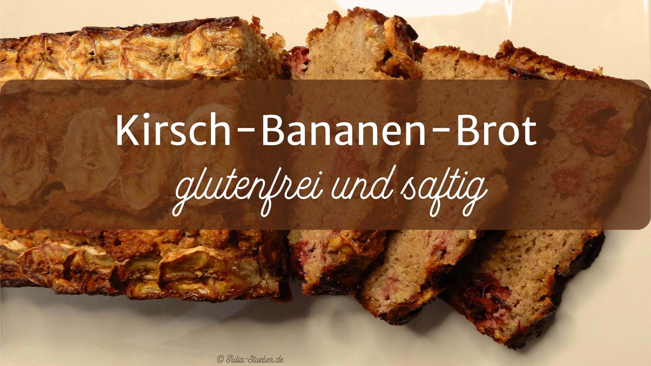 Ein aufgeschnittenes Kirsch-Bananan-Brot