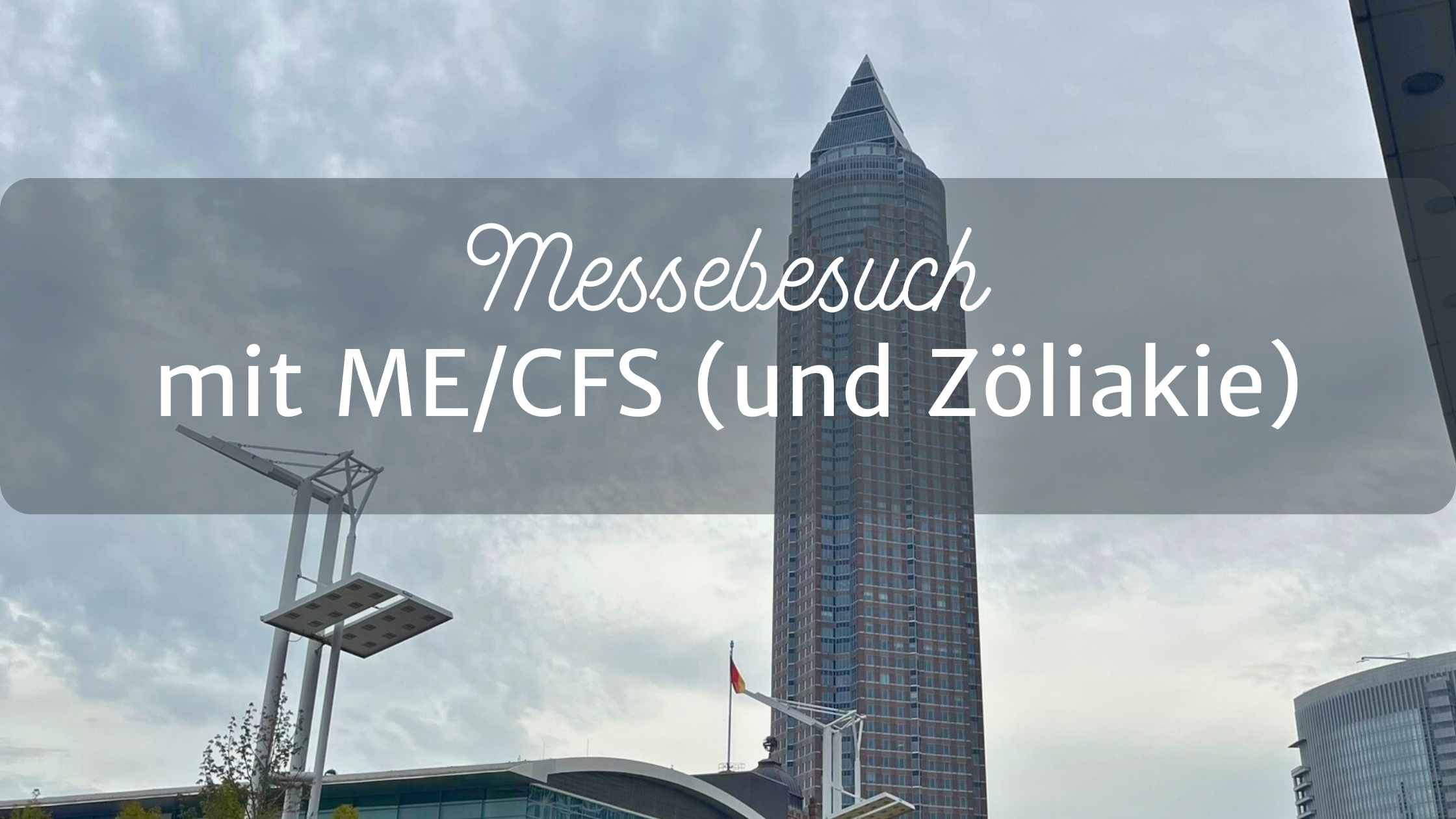 Der Frankfurter Messeturm vor grauen Wolken