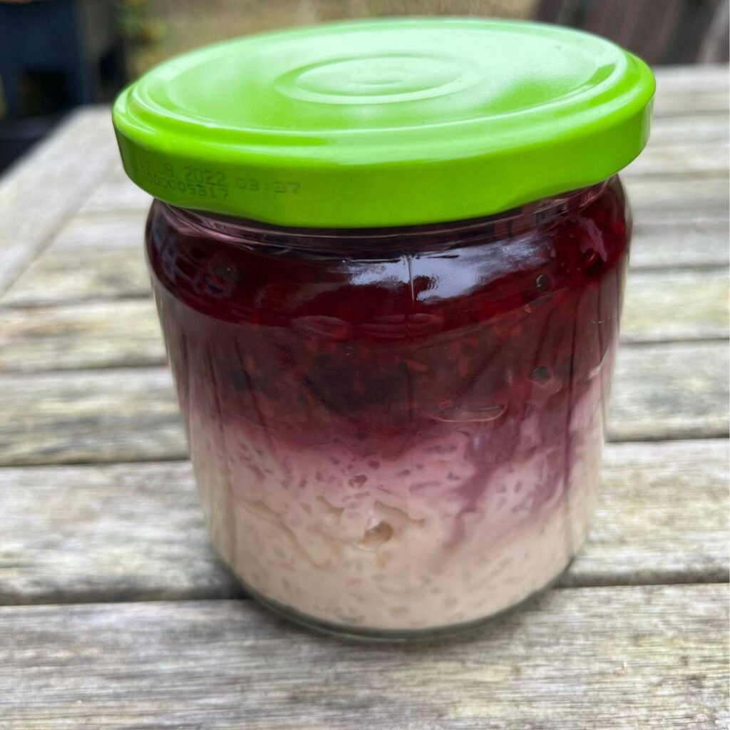 laktosefreier Milchreis mit roter Grütze