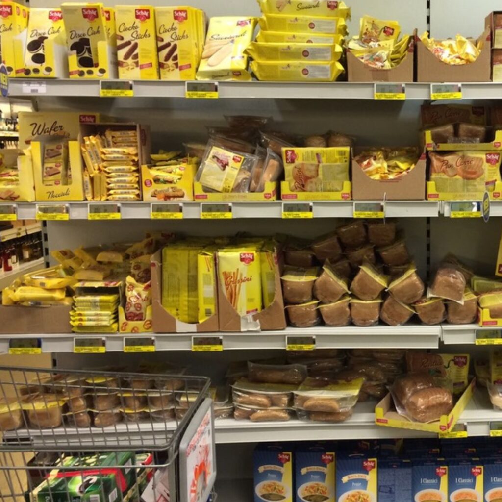Glutenfreie Produkte in einem Supermarktregal