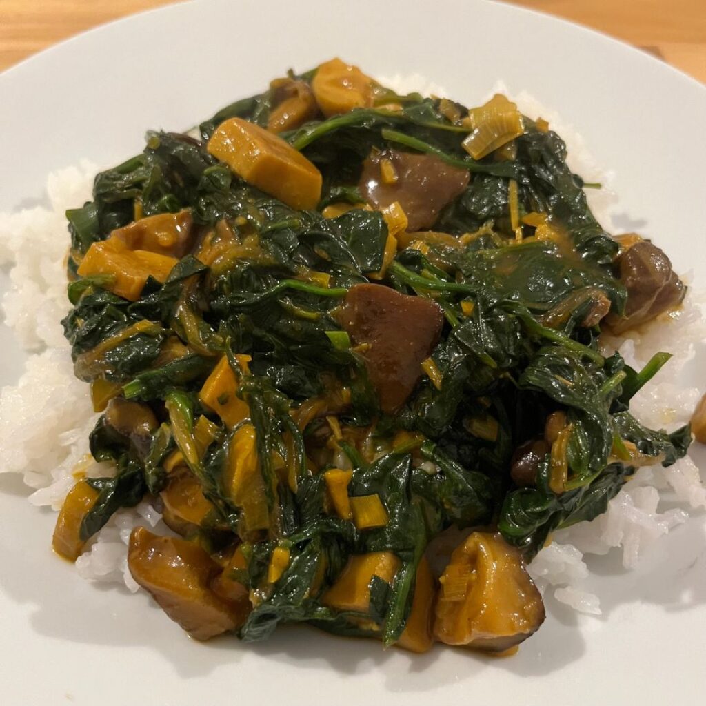 Reis und Spinat auf Pilzen