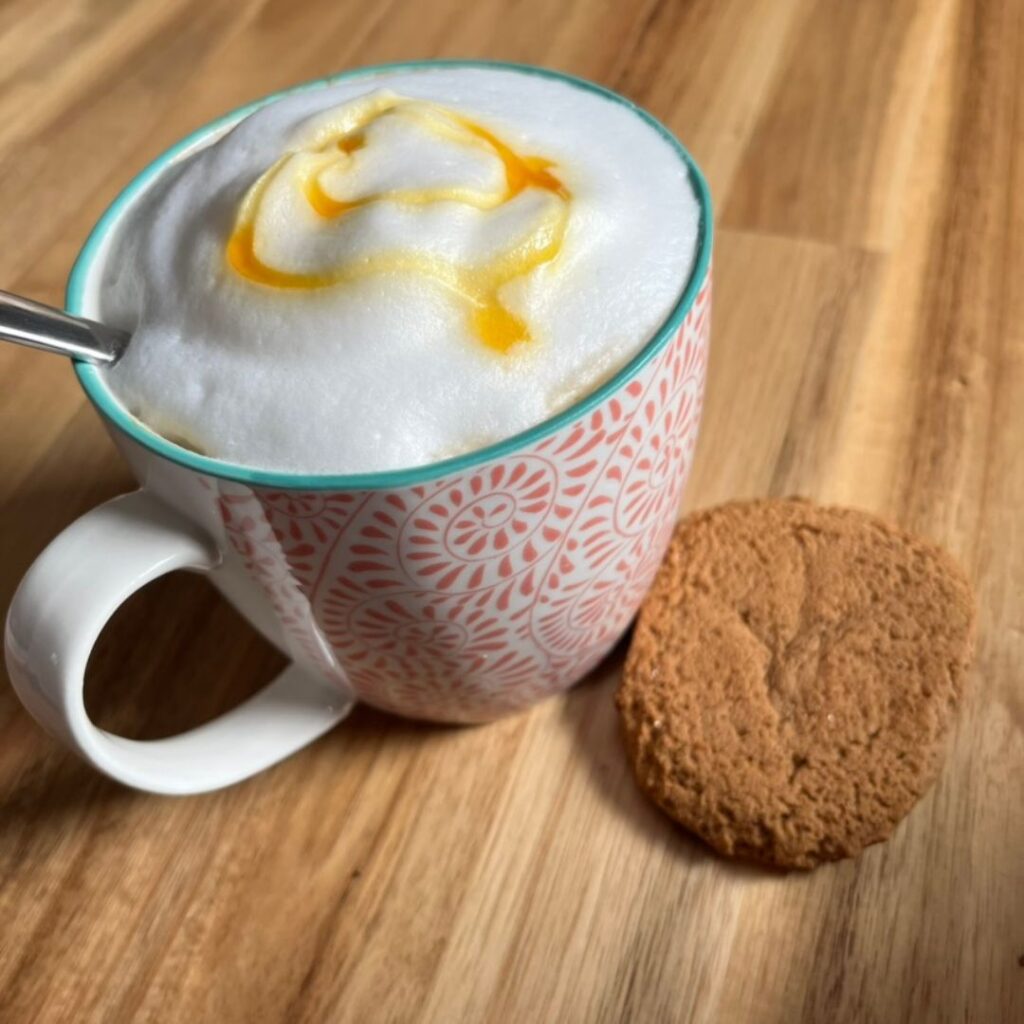 Laktosefreier Cappucino mit glutenfreiem Keks