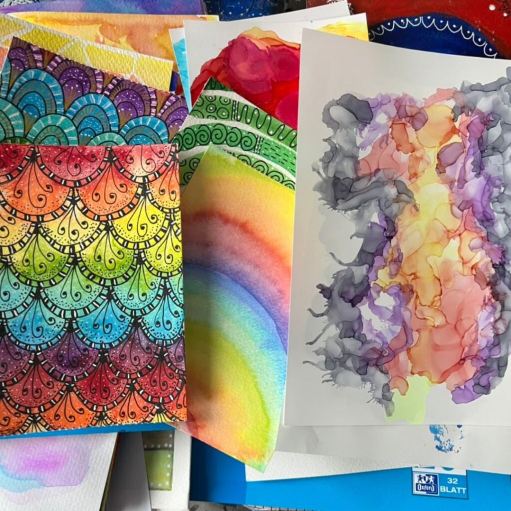 Verschiedene Bilder und gemalte Hintergründe