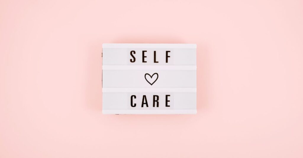 Ein Leuchtschild mit der Aufschrift Self Care und einem Herz